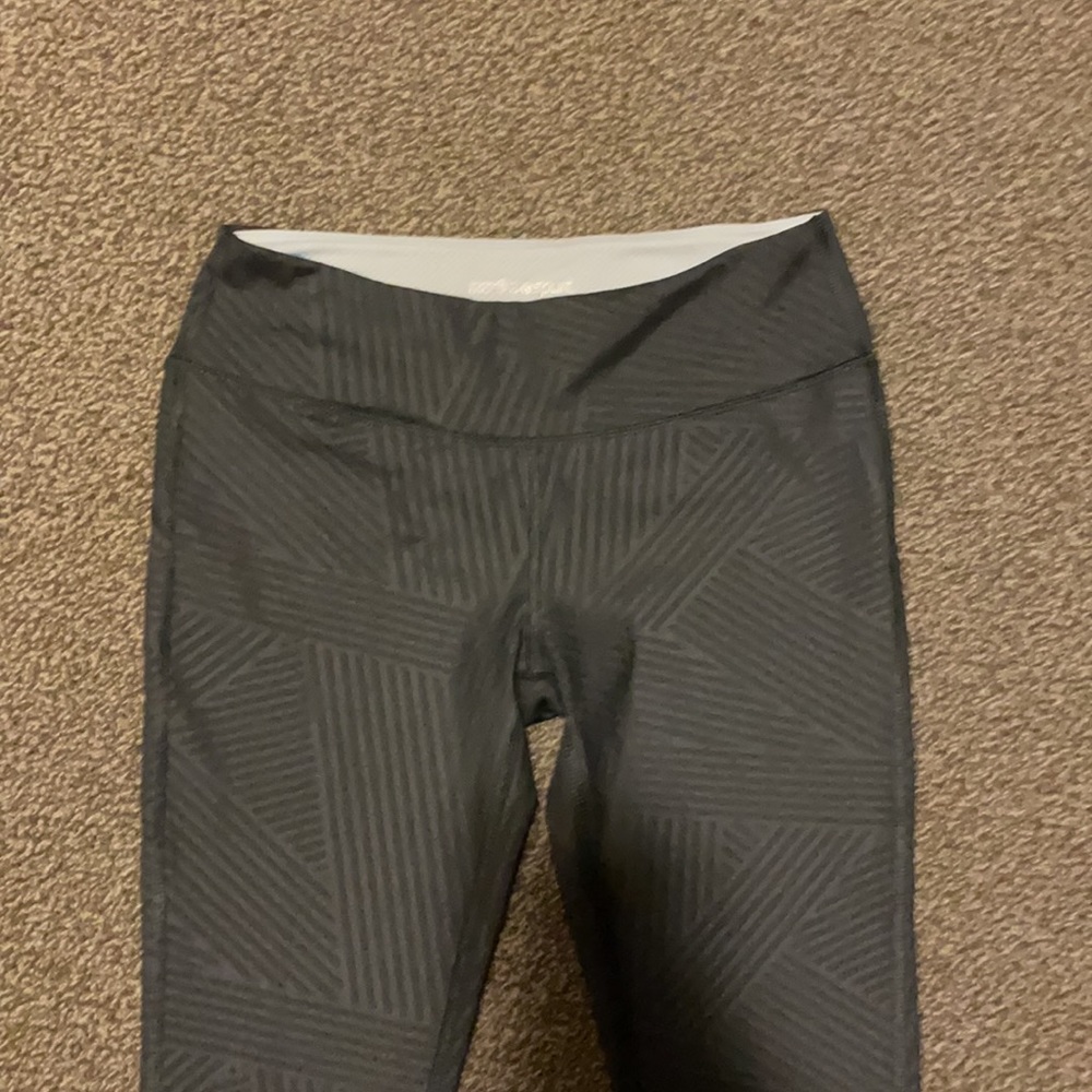 Cropped Grey Patterned Leggings - image 2